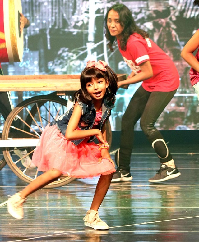 aradha+bachchan+danching+mbd-ok-8