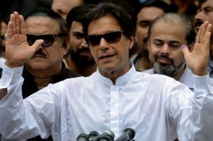 Pakistan's cricketer-turned politician Imran Khan of the Pakistan Tehreek-e-Insaf (Movement for Justice) speaks to the media after casting his vote at a polling station during the general election in Islamabad on July 25, 2018.
Pakistanis voted July 25 in elections that could propel former World Cup cricketer Imran Khan to power, as security fears intensified with a voting-day blast that killed at least 30 after a campaign marred by claims of military interference. / AFP PHOTO / AAMIR QURESHI
