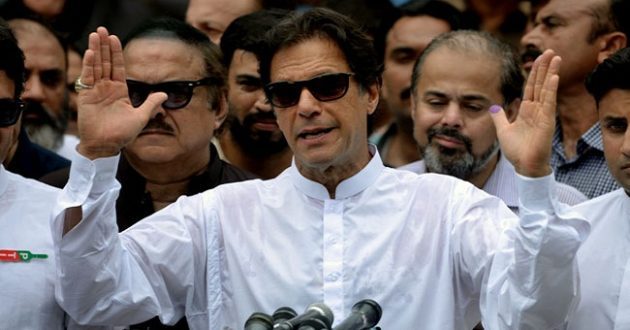 Pakistan's cricketer-turned politician Imran Khan of the Pakistan Tehreek-e-Insaf (Movement for Justice) speaks to the media after casting his vote at a polling station during the general election in Islamabad on July 25, 2018.
Pakistanis voted July 25 in elections that could propel former World Cup cricketer Imran Khan to power, as security fears intensified with a voting-day blast that killed at least 30 after a campaign marred by claims of military interference. / AFP PHOTO / AAMIR QURESHI