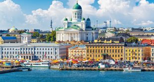 Helsinki Cathedral and Market Square. Photo: Scanrail1 / Shutterstock