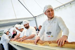 oilj4jm_french-bakers-win-world-record-for-creating-longest-baguette_625x300_07_May_24